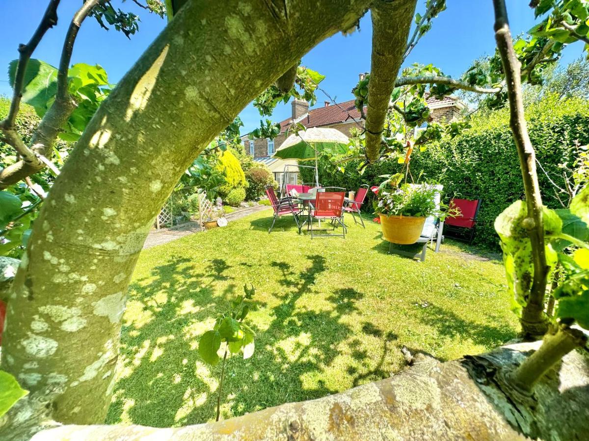 Garden Cottage - 3 Bedroom Close To Town And Beach Bournemouth Bagian luar foto